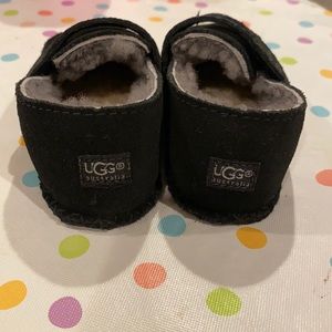 Ugg baby boy slipper/moccasin with velcro strap super cute 3-6 months